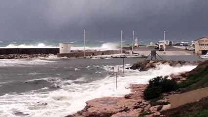 La tempête s’abat sur Carro, la mer est déchaînée