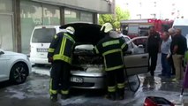 Manisa yanan otomobile ilk müdahaleyi esnaf yaptı