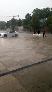 INSOLITE - Ski nautique sur le parvis de la médiathèque André Malraux de Béziers