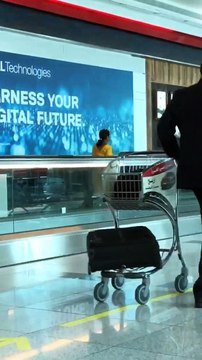 Elle marche dans le sens inverse de l'escalator à l'aéroport sans s'en rendre compte !