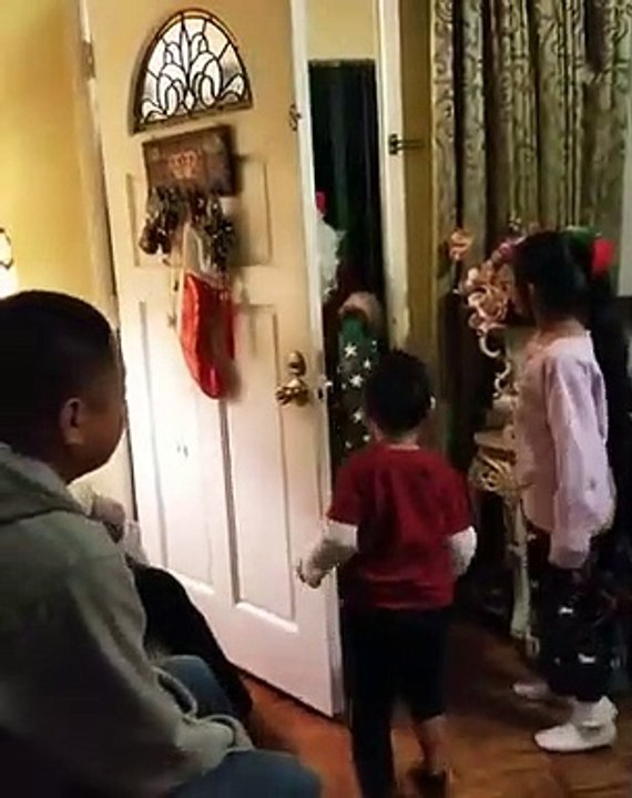 Père Noël se prend les pieds dans la marche en entrant avec les cadeaux !