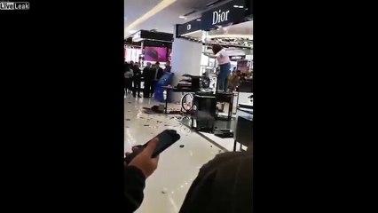 Enervée, cette cliente détruit un magasin Dior en Chine !