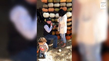 Il fait un croche-pied à une enfant pendant sa demande en mariage