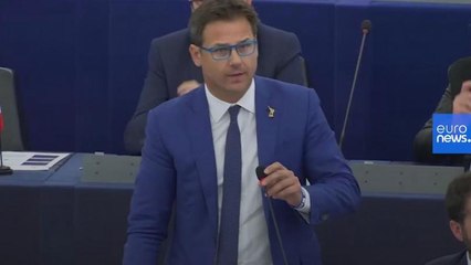 Europarlamento, il leghista Ciocca getta a terra scatola di cioccolatini turchi