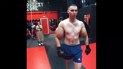 Synthol Kid se fait humilier pour son premier combat de MMA