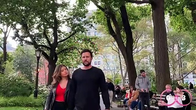 Pour sensibiliser au dépistage du cancer du sein, elle filme tous les passants qui regardent sa poitrine