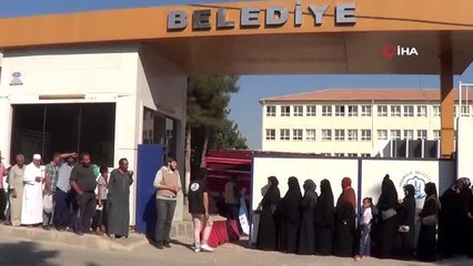 Sınırın sıfır noktasındaki mültecilere ekmek dağıtıldı