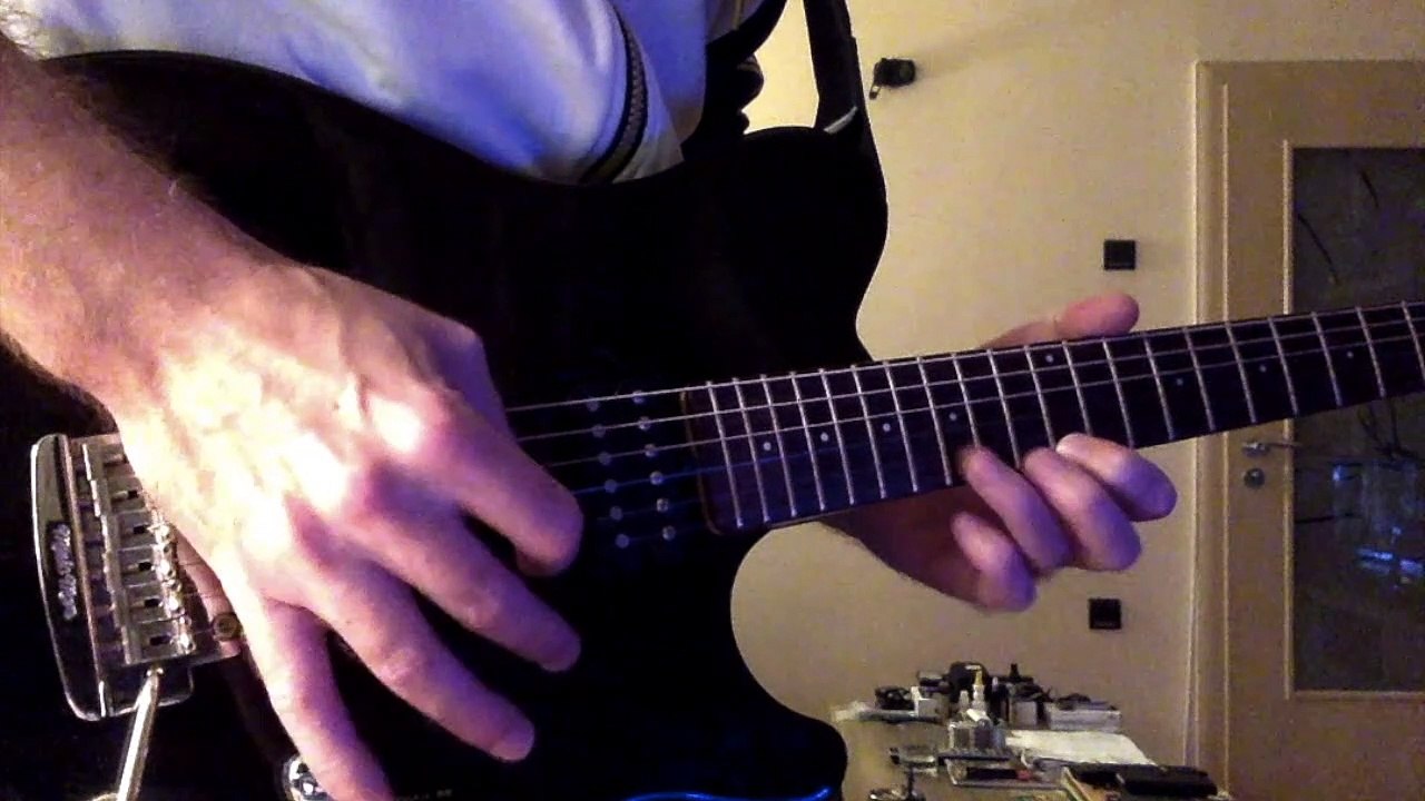 Blues-rock guitar lick practice - Horn made pick, Huges & Kettner Tube Meister 36 amp, Music Man Axis Sport guitar
