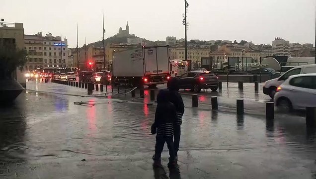 Marseille. Le Vieux-Port inondé. Circulation difficile