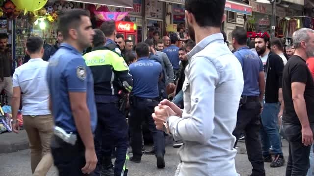 Faturasız telefon ve aksesuar satan esnaf, polisle kavga etti: 5 yaralı