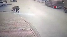 Sokak ortasında insanlara arkadan bıçakla saldıran şahıs kamerada