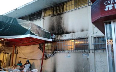 Lanzan bombas molotov a edificio de gobierno en Acapulco