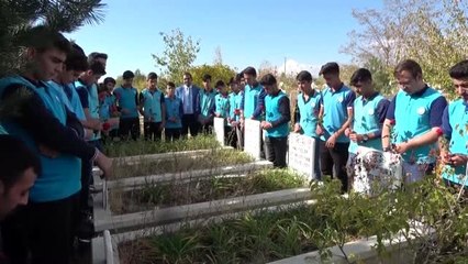 Van depreminde yaşamını yitirenler anıldı