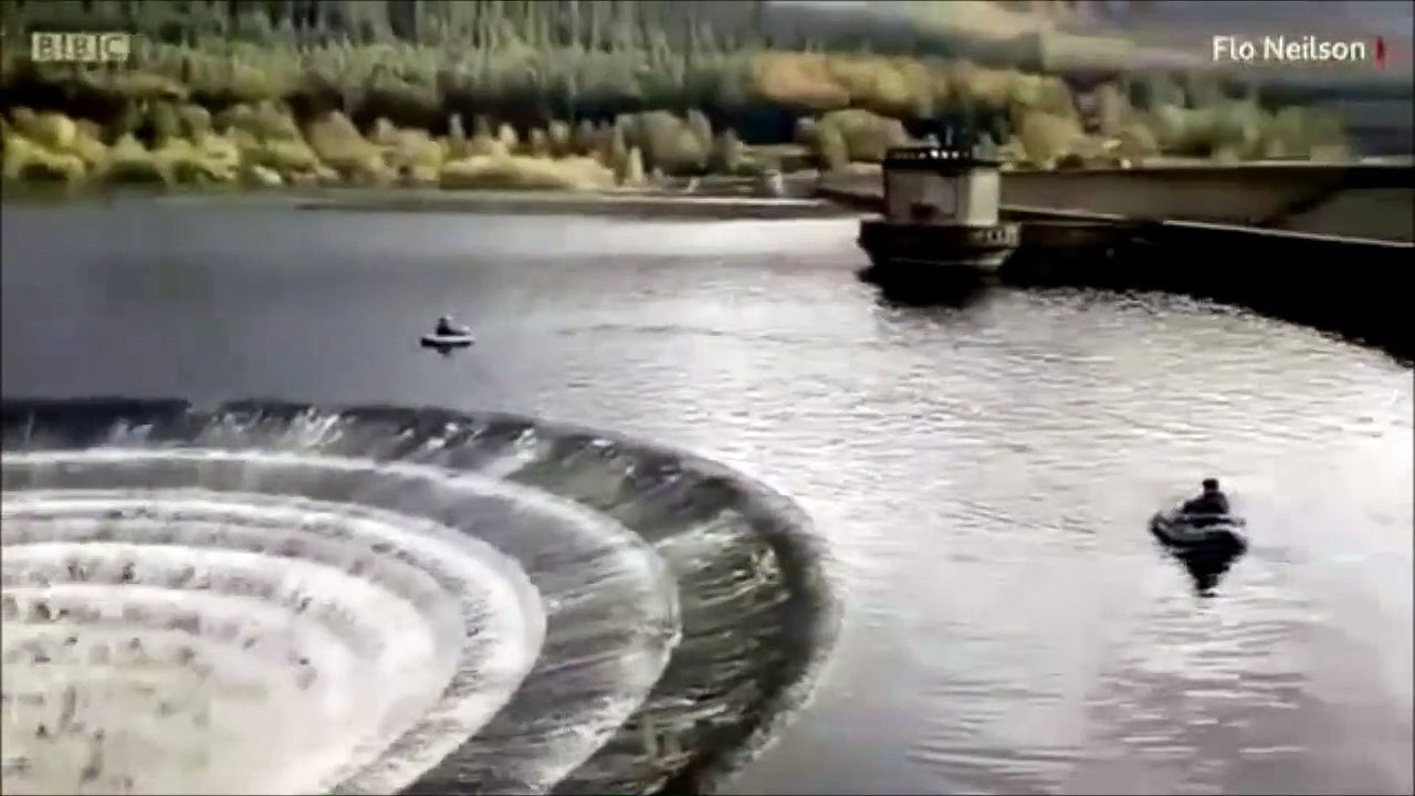 Ces 2 pêcheurs naviguent tout près d'un trou géant... Risqué