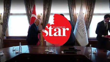 TFF Başkanı Özdemir Vali Yerlikaya’ya Merih Demiral’ın 3 numaralı formasını hediye etti