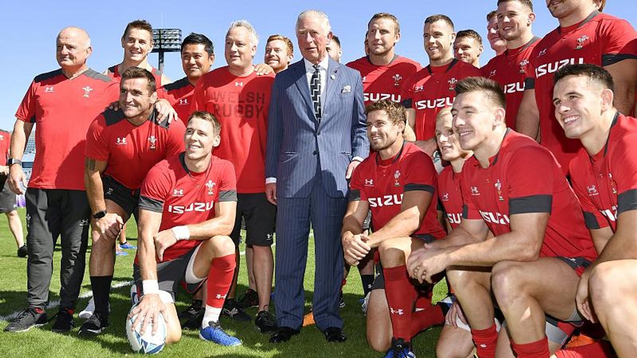 Prinz Charles besucht walisische Rugby-Nationalmannschaft in Tokio