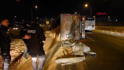 İzmir'de, kontrolden çıkan kamyon devrildi