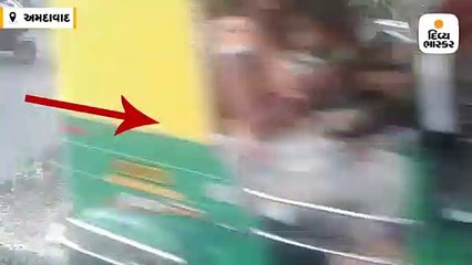 ખોખરાના નાથાલાલ ઝઘડા ઓવરબ્રિજના છેડે વિશાળકાય ભૂવો પડતા પાણીની પાઈપમાં લીકેજ