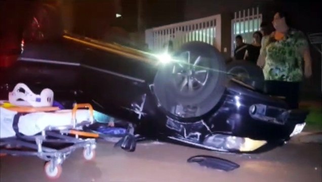 Veículo capota após colisão no Bairro Esmeralda