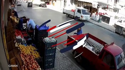 Çocuğu kamyonun altında kalmaktan kurtaran hamle kamerada