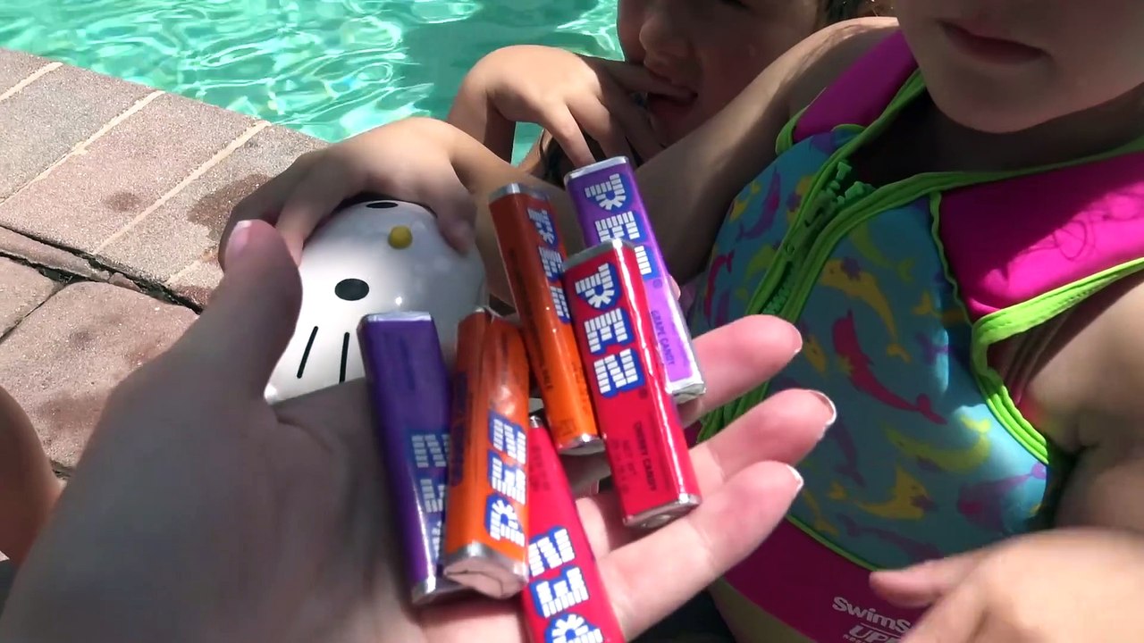 Hello Kitty - Brinquedos e Diversão na Piscina