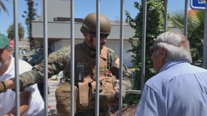 Largas colas, la rutina para ir al supermercado durante protestas en Chile