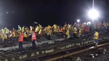 1,000 Chinese railway workers race to finish track in overnight operation