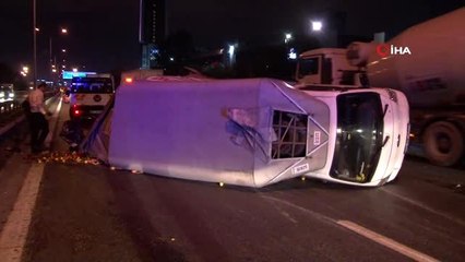Basın Ekspress'te sebze yüklü kamyonet yola devrildi: 2 yaralı