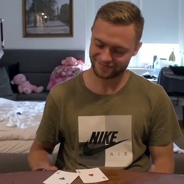 Cet homme et cette femme jouent aux cartes et comme pari, l'homme l'attache un collier à chien sur son cou. Elle est vêtue d'un costume de Catwoman en version plus sexy. Ils se promènent ensuite la rue.