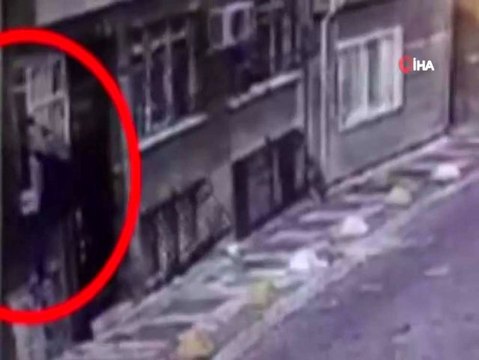 Örümcek adam gibi duvara tırmanan hırsız kamerada