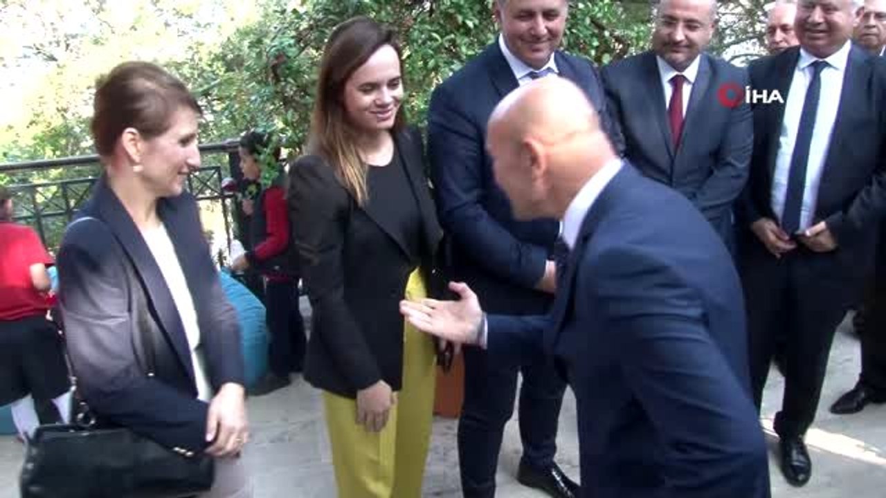 İzmir'in 'duvarları olmayan' dijital kütüphanesi açıldı