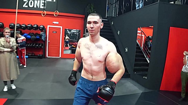 Popeye, l'homme aux bras chargés au Synthol fait son premier combat MMA