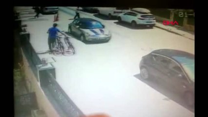 Apartmanlardan bisiklet çalan şüpheli kamerada