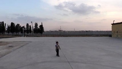 Metrelerce uzaklıktaki evine dönmek istiyor