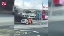 Havalimanı girişinde alev alev yanan minibüs polis aracına çarptı