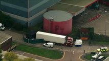 الشرطة البريطانية تواصل التحقيقات بقضية عشرات الجثث على متن شاحنة