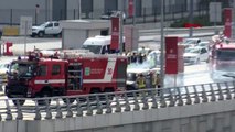 Havalimanı girişinde korku dolu anlar kamerada alev alev yanan minibüs polis aracına çarptı 3
