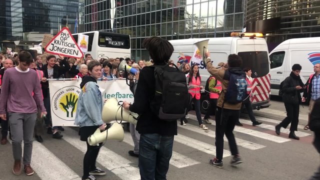 Climat: les jeunes manifestent à nouveau à Bruxelles