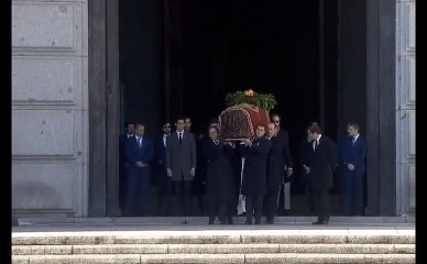 Download Video: Los familiares del dictador Francisco Franco sacan el féretro de la basílica del Valle de los Caídos