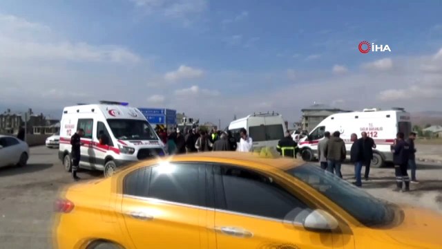 Minibüsle beton mikseri çarpıştı: 3 yaralı