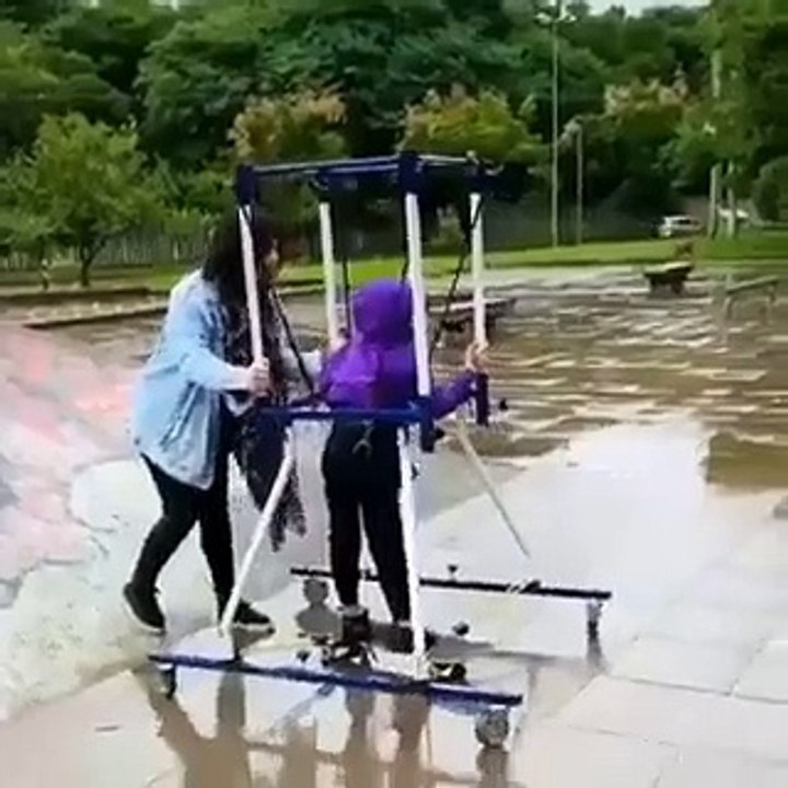 Pour permettre à son fils handicapé de faire du skate, cette mère de famille crée une machine unique