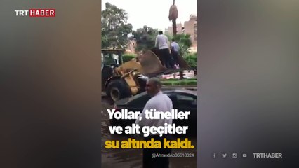 Kahire'de aşırı yağış su baskınlarına neden oldu