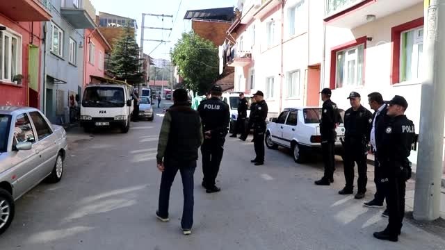 Polis eve itfaiye merdiveniyle girdi