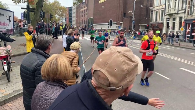 Marathon : elle encourage les coureurs en les poussant avec une branche d'arbre