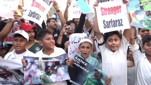 Karachi Fans Protest Outside Sarfaraz Ahmed House Against PCB and Shoaib Akhtar