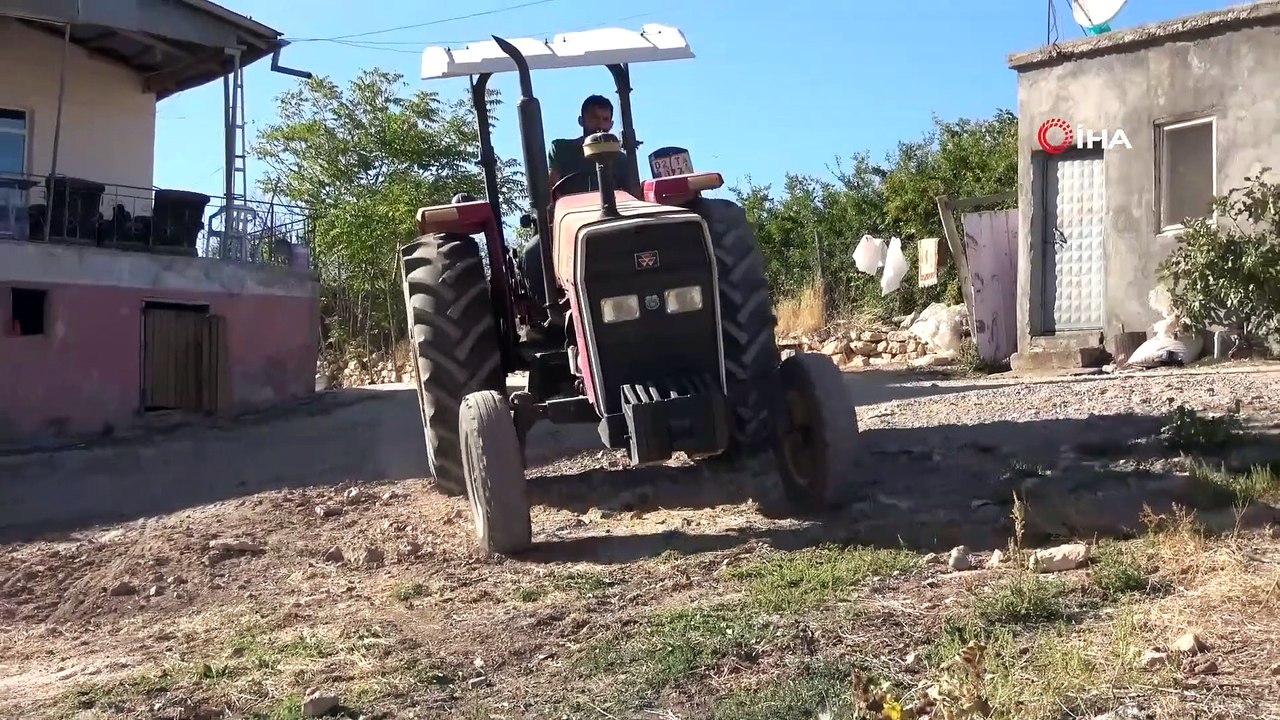 Babası Felç Geçirince Okulu Bıraktı, İki Kız Kardeşini Okuttu