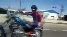 Motosikletli 'Örümcek Adam’ gülümsetti