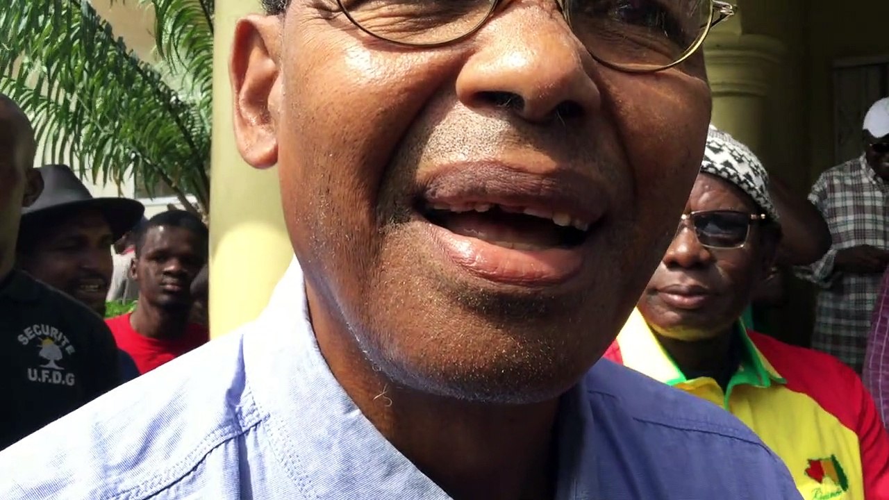 L’écrivain Thierno Monenembo donne une interview en marge de la marche  de l’opposition ce 24 à octobre à Conakry