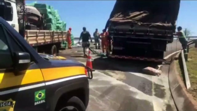 PRF apreende meio milhão de carteiras de cigarro, após caminhão tombar em Jataizinho