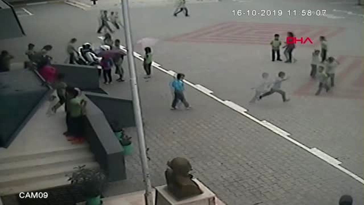 Polis motosikleti ıslanmasın diye kırık şemsiyesiyle bekleyen eylül'e, hediyeler verildi